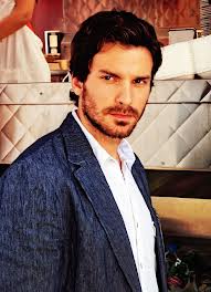 Santiago Cabrera