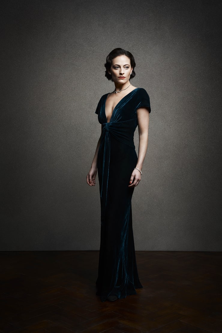 Lara Pulver