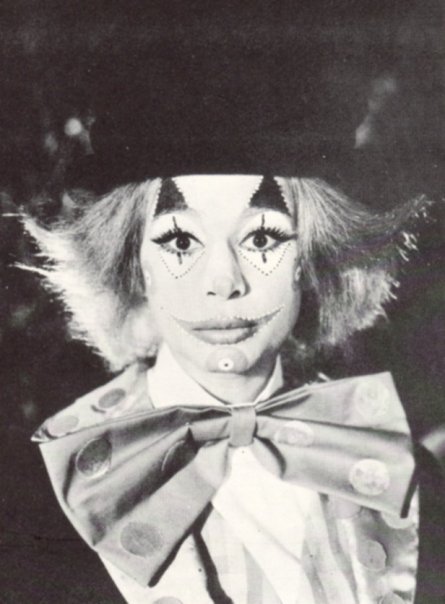 Ena asteio koritsi