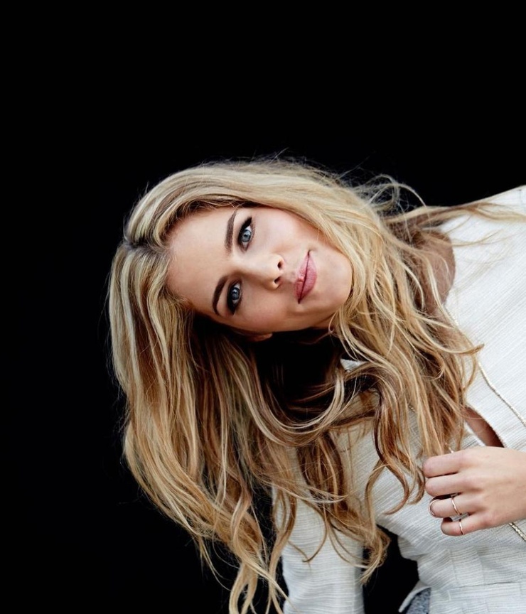 Emily Bett Rickards Emily Bett Rickards