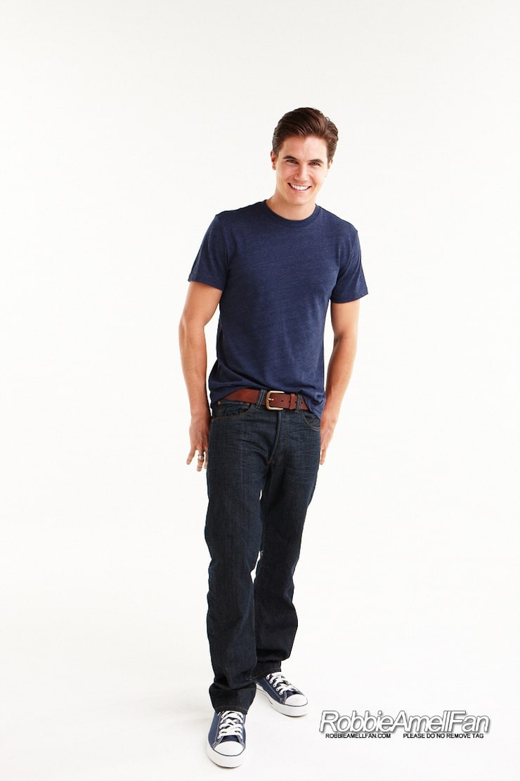 Image of Robbie Amell