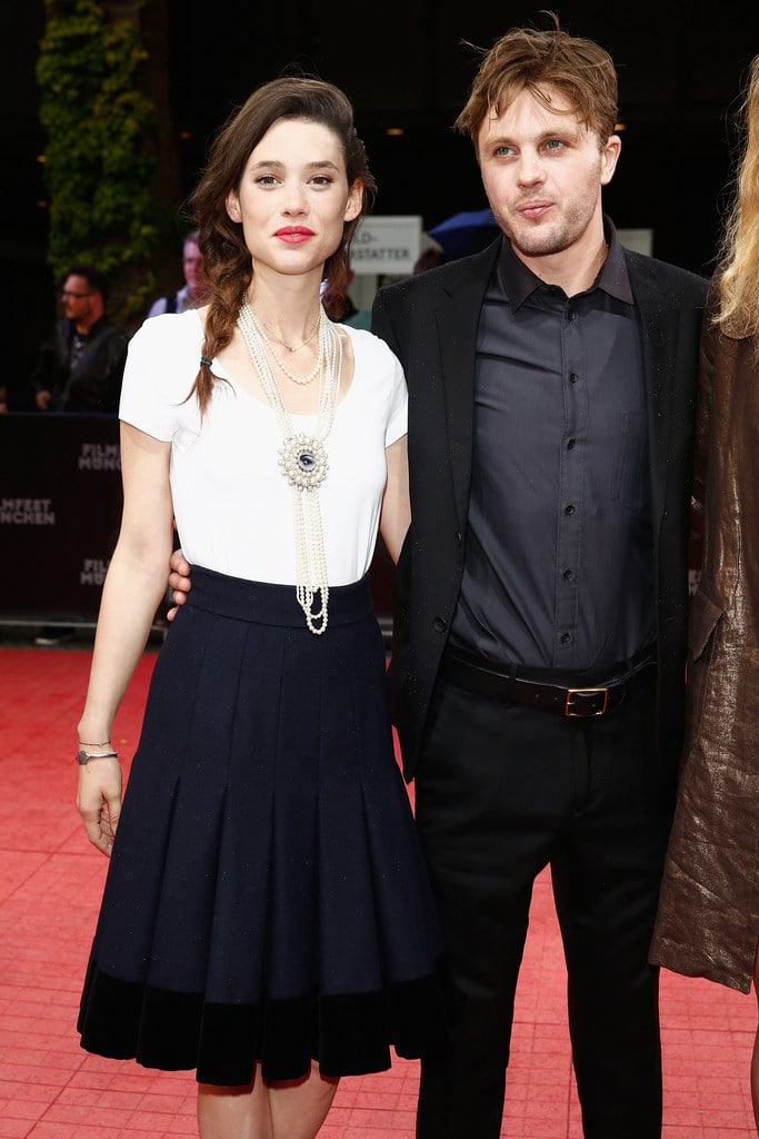 Frisbey astrid dating berges Charlie Hunnam