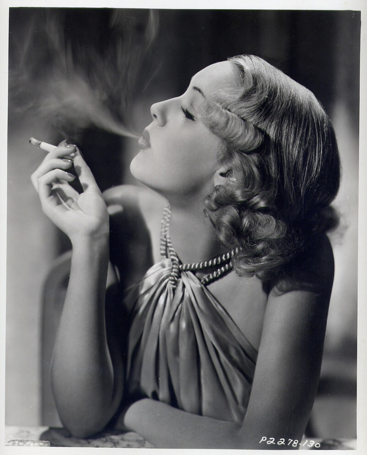 мотиватор про любовь. дамам за тридцать хочется влюбиться песня. девушка в кафе у окна. нежная встреча. мотиватор влюбленных.