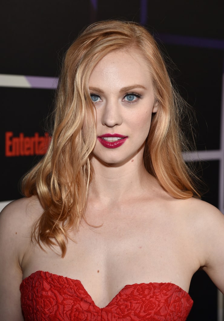 Deborah Ann Woll gamer