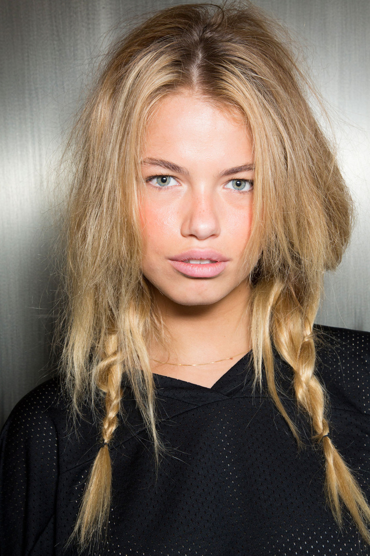 Небрежная стрижка до плеч. Небрежную 2. Прическа небрежный пучок. Небрежный пучок на средние волосы. Небрежную 2.