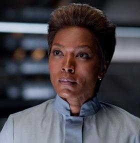 Amanda Waller (Angela Bassett)