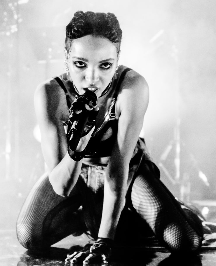 Fka twigs calvin klein. FKA Twigs. FKA Twigs 2022. FKA Twigs горячие. Певица FKA Twigs 2020 фильм Антибеллум.