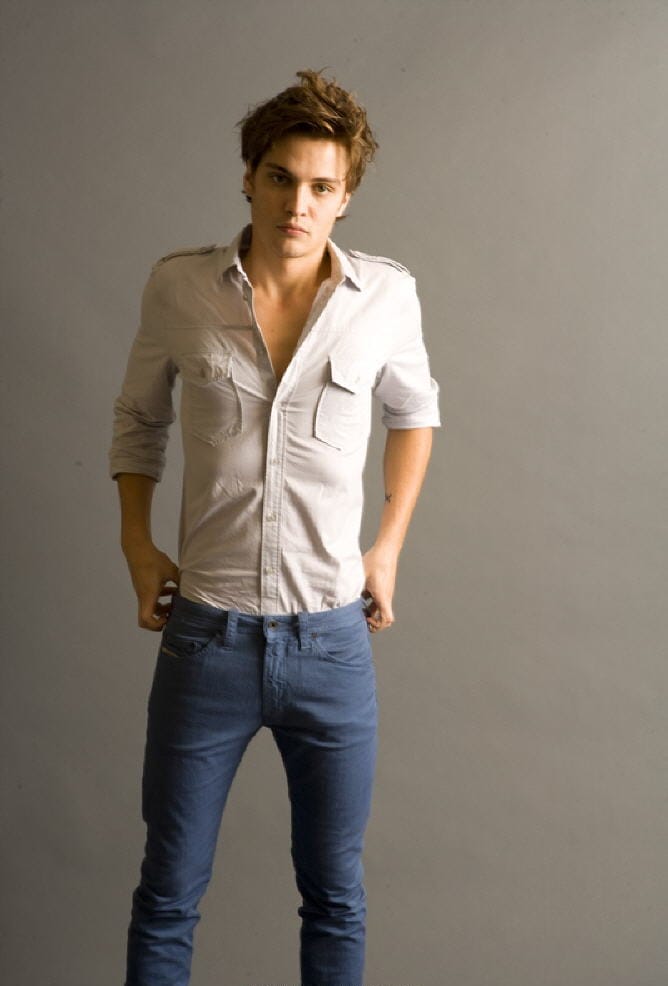 Next photo of Luke Grimes