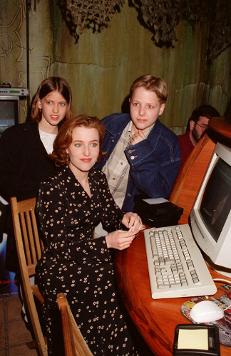 Gillian Anderson & her sister Zoe & brother Aaron