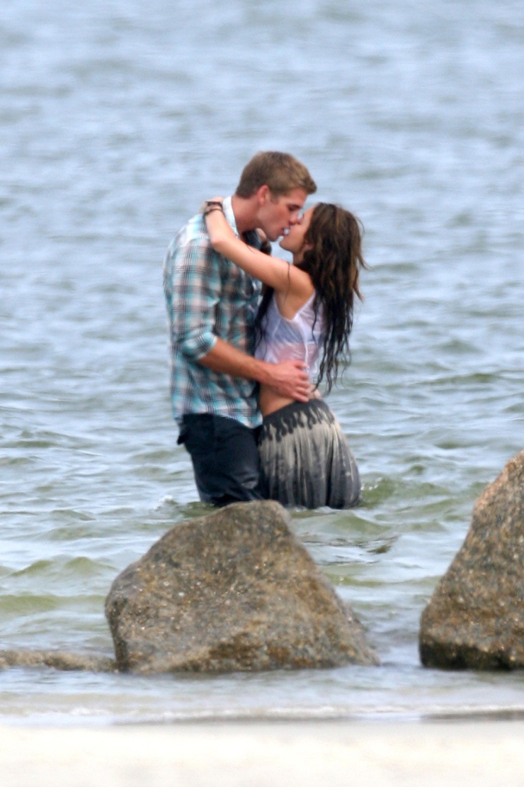 Miley Cyrus films a kissing scene of The Last Song