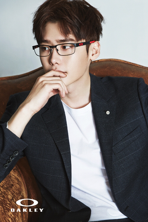 Jong Suk Lee