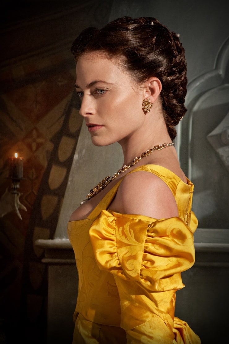 Lara Pulver