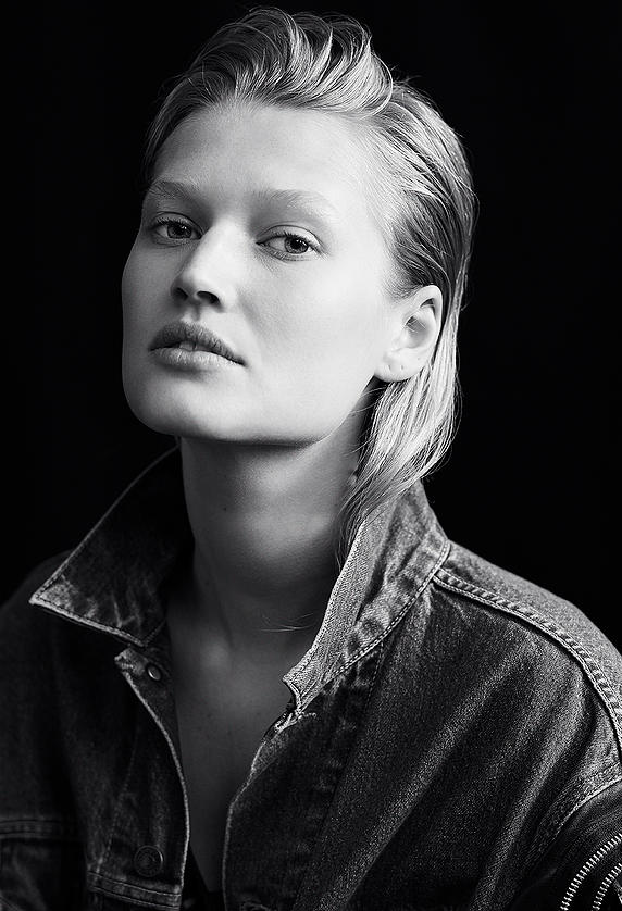 Picture of Toni Garrn