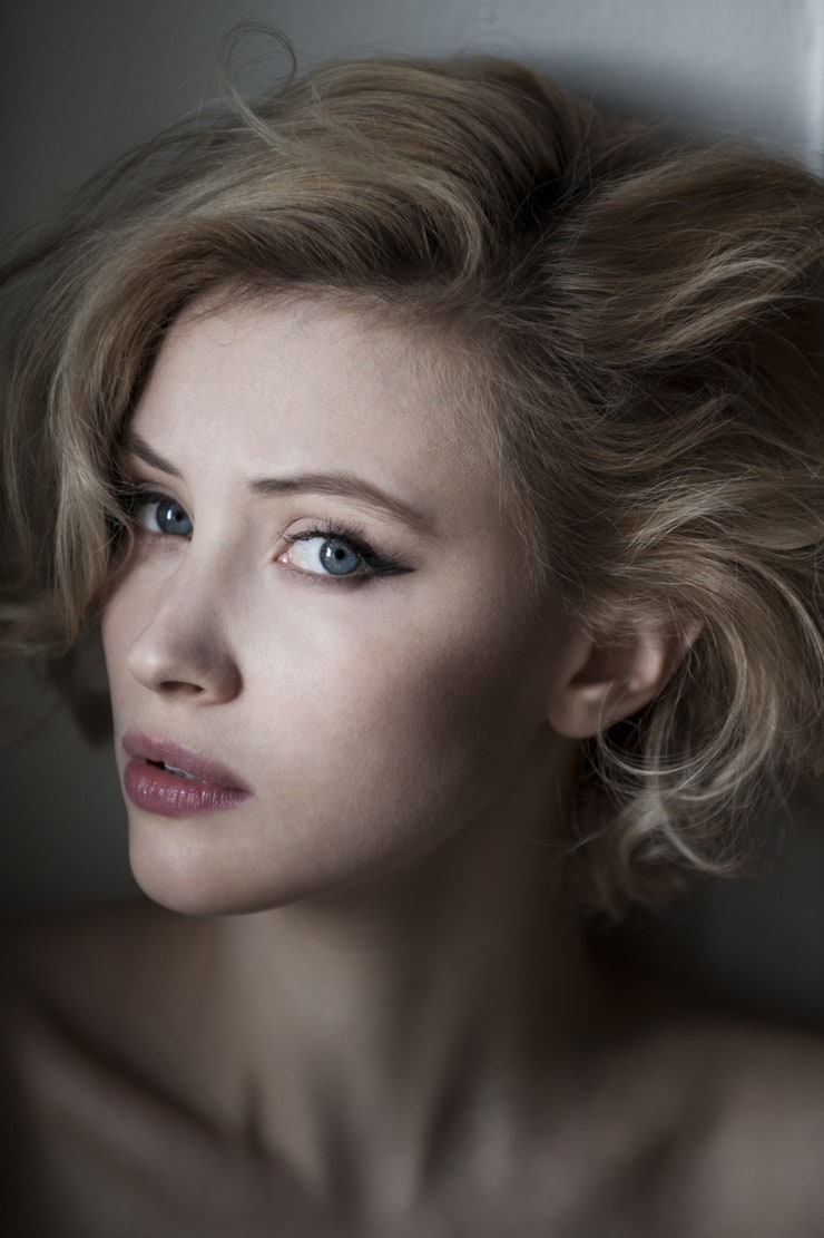 Лицо сары. Sarah Gadon 2023.