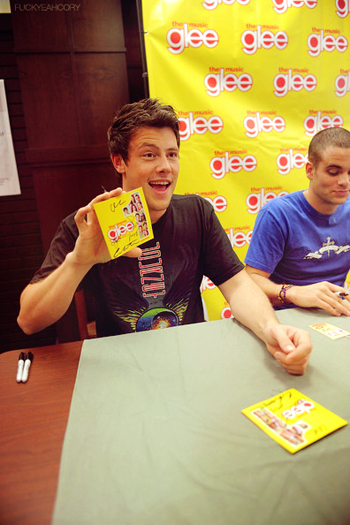 http://iv1.lisimg.com/image/854136/350full-cory-monteith.jpg