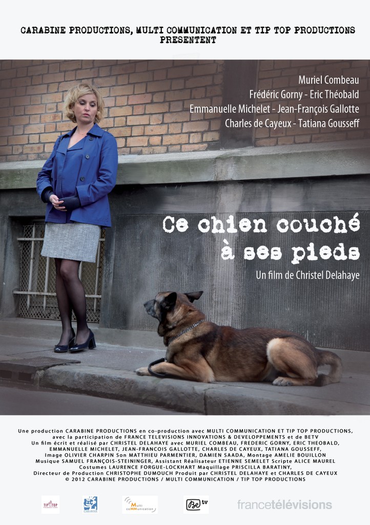Ce chien couché à ses pieds