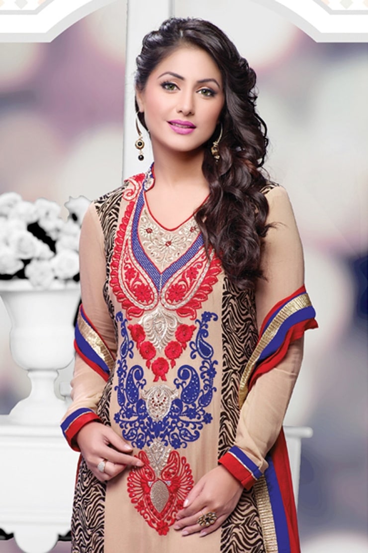 Picture of Hina Khan.