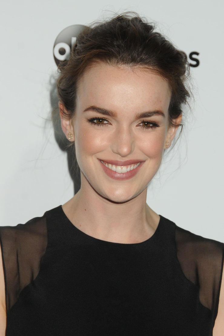 Elizabeth Henstridge Fakes