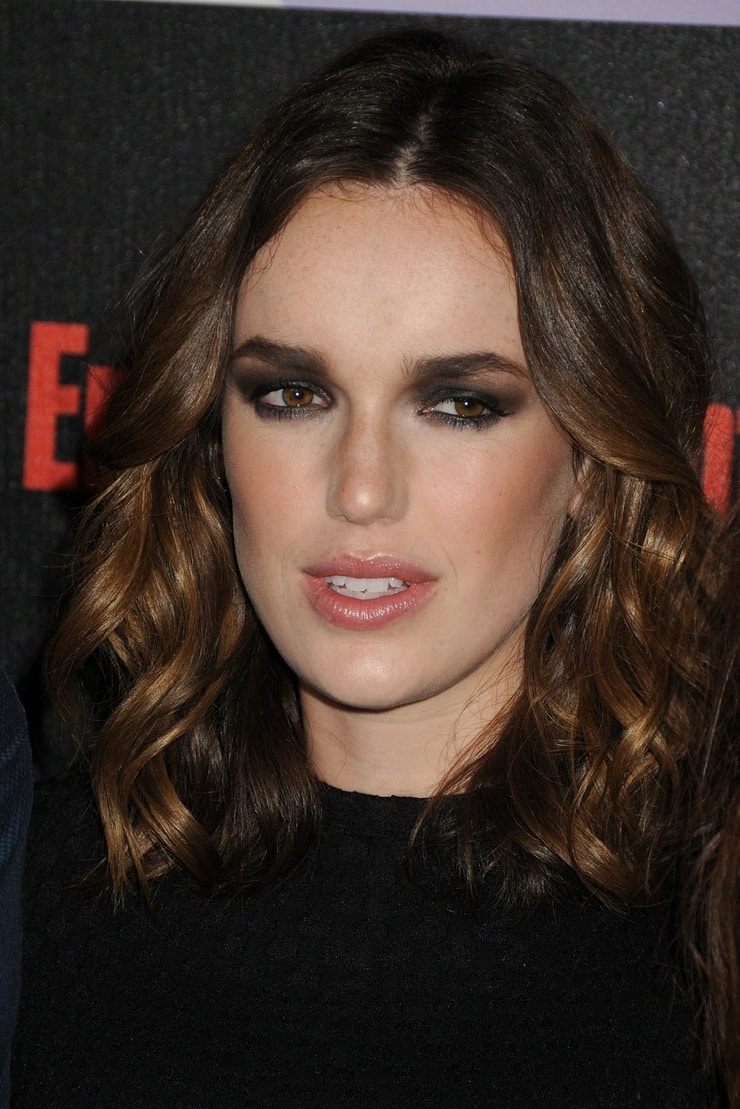 Elizabeth Henstridge Fakes