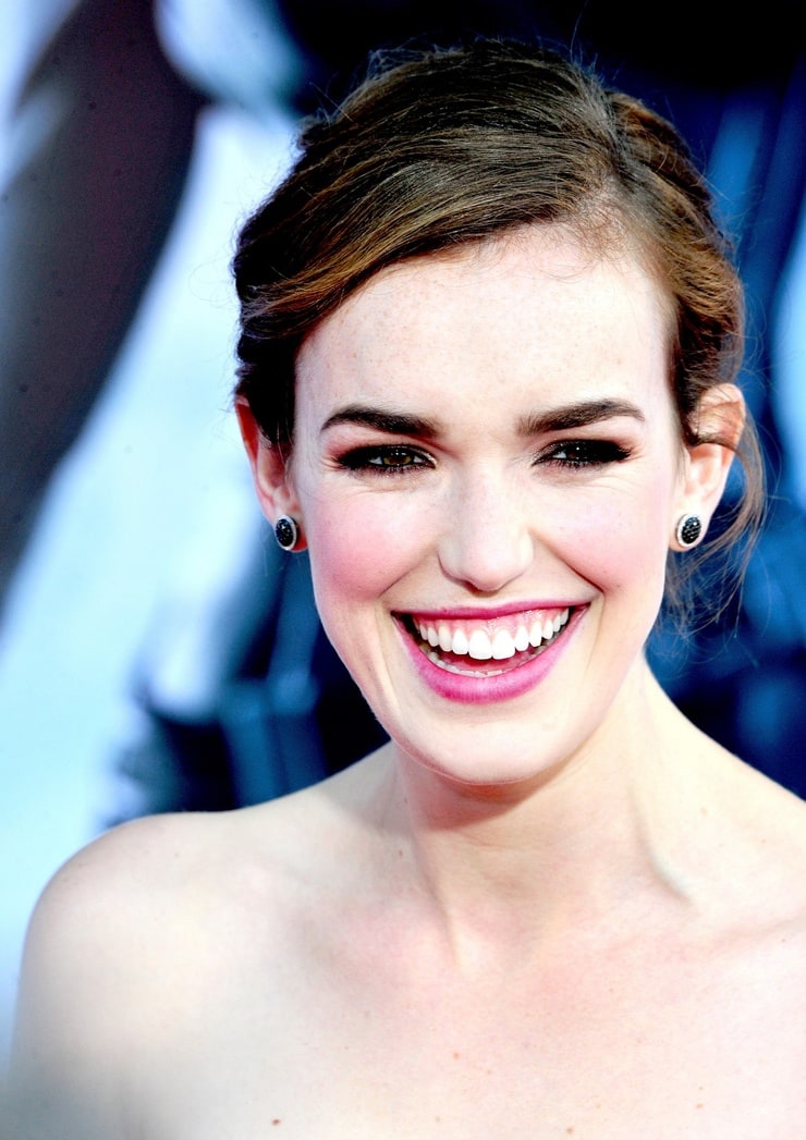 Элизабет хенстридж. Актриса Elizabeth Henstridge. Элизабет Хенстридж 2021. Даниэль Панабэйкер и Элизабет Хенстридж. Элизабет Хенстридж фотопортрет.