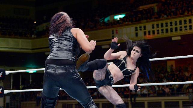 Nikki bella vs paige