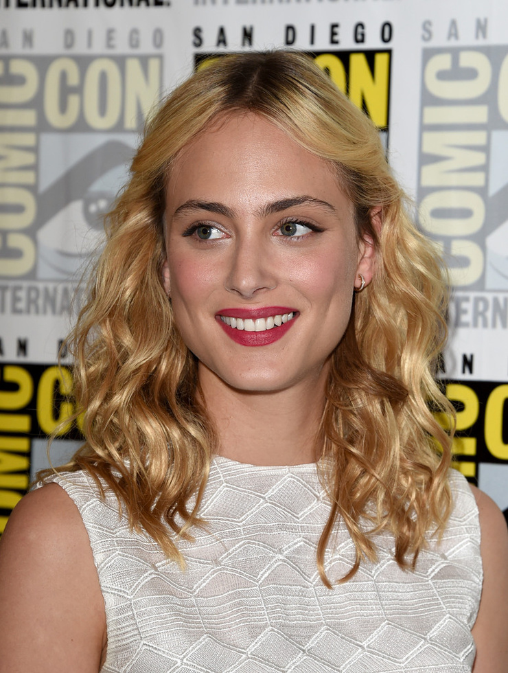 Nora Arnezeder