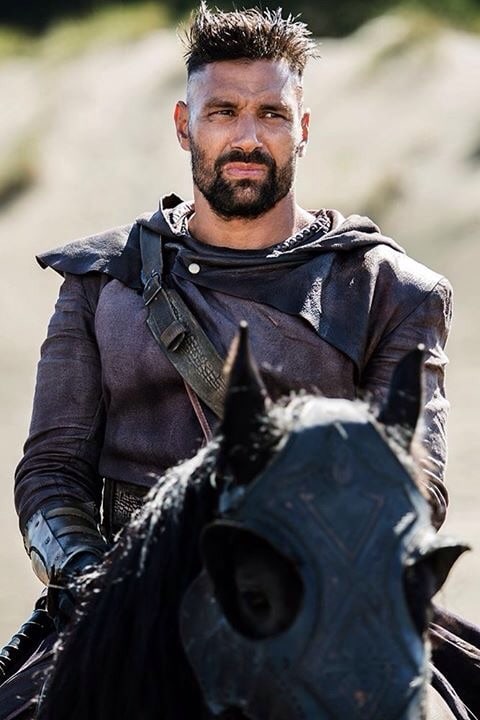 Manu Bennett