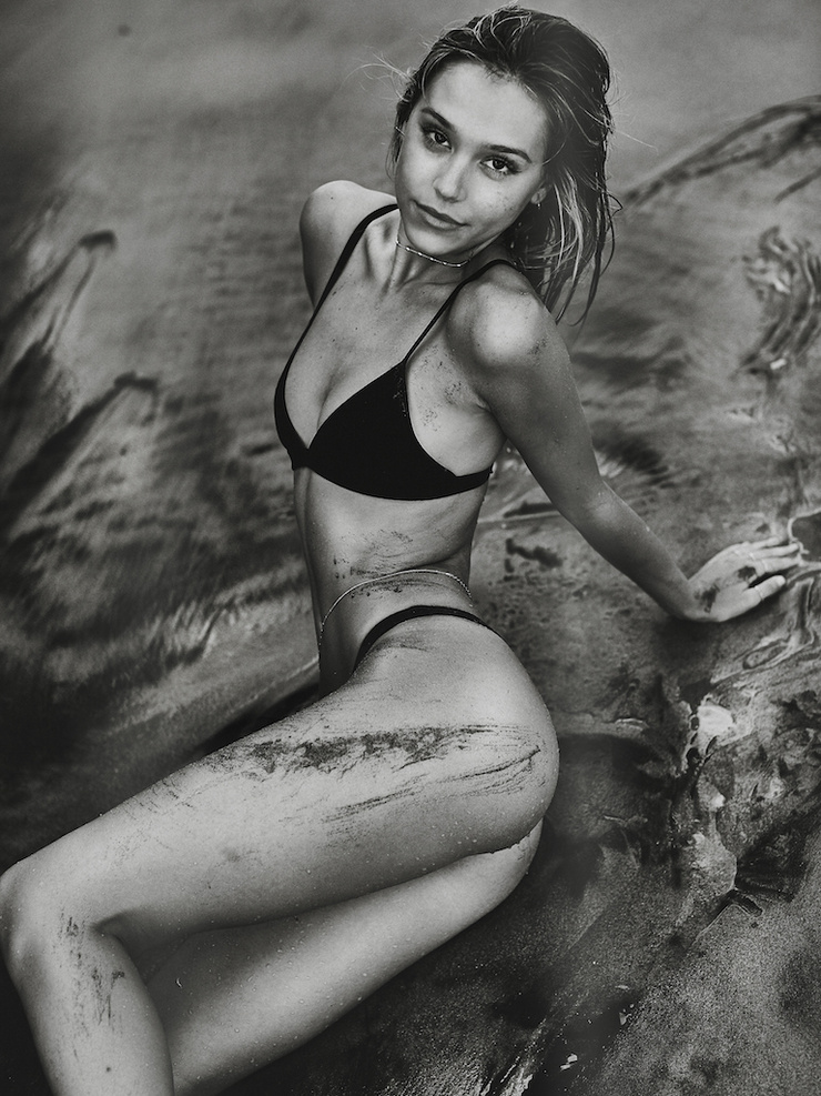 Alexis Ren