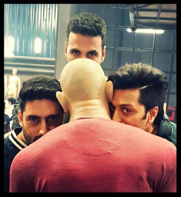 When Akshay Brutually Trolled Deepika Padukone