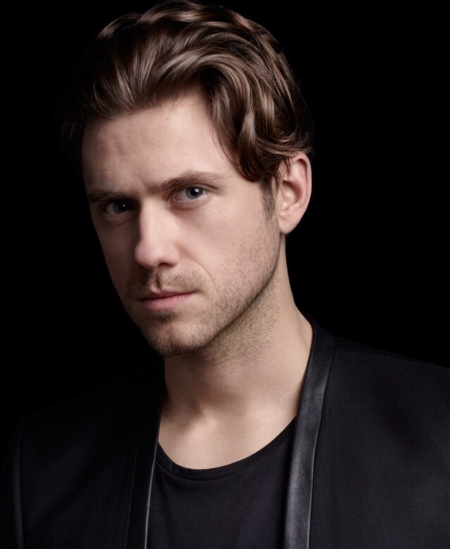 Picture of Aaron Tveit