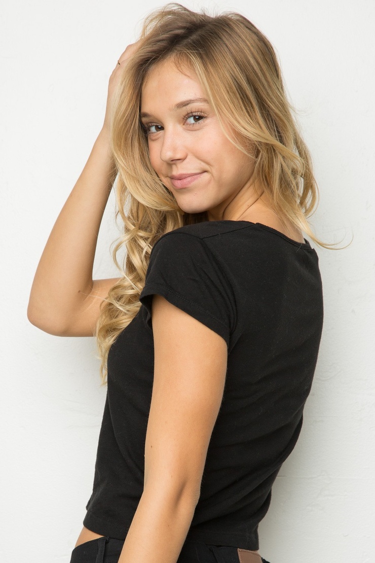 Alexis Ren