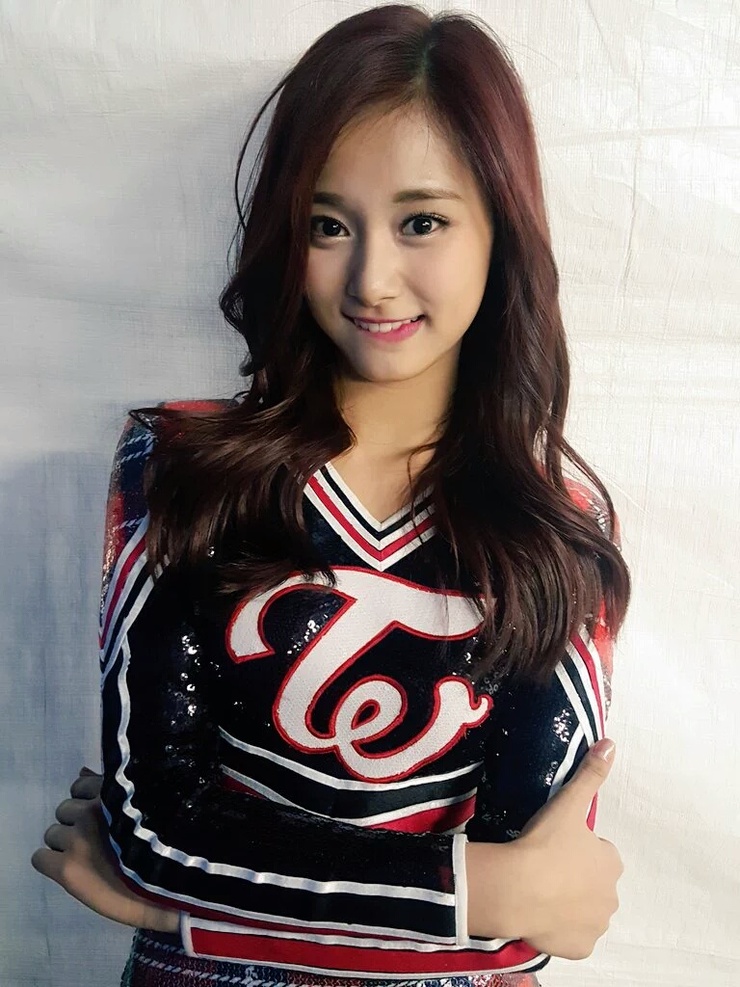Chou Tzu-yu (Tzuyu) Chou Tzu-yu (Tzuyu)