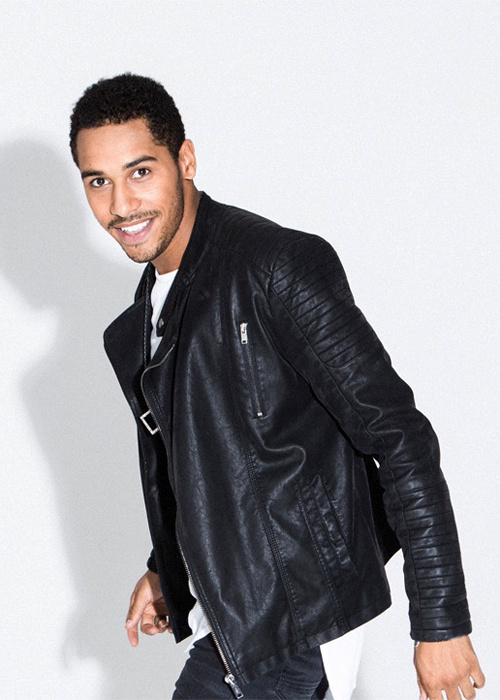 Picture of Elliot Knight